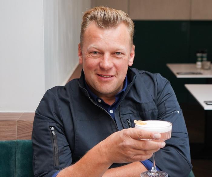 Dave met mocktail in de hand