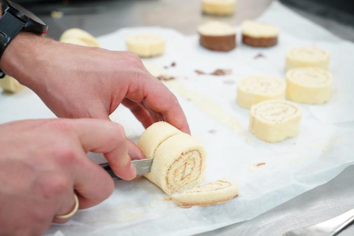 Rolbiscuit in stukjes snijden