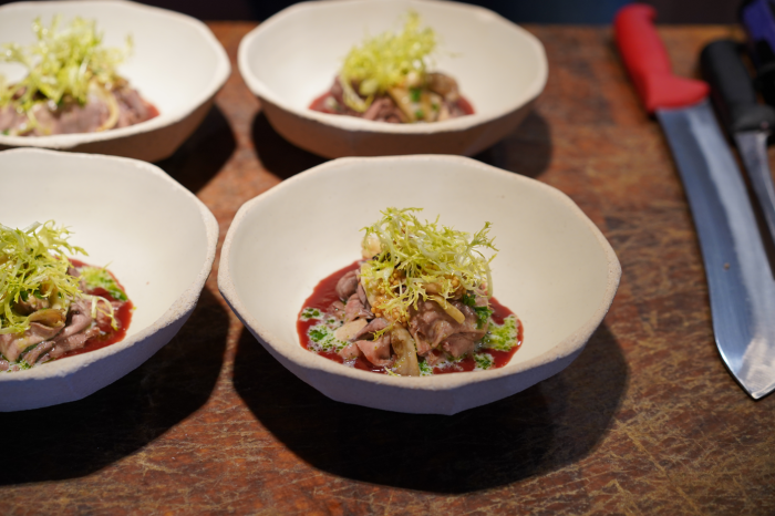 Tong in madeirasaus op een moderne manier gebracht.