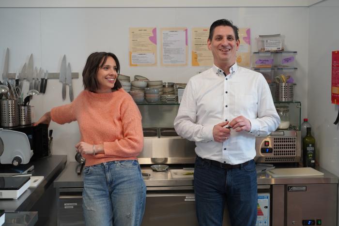 Lena en Tom in de keuken