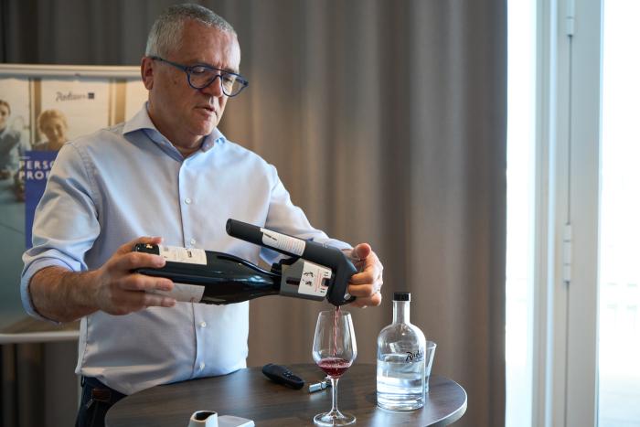 Piet schenkt wijn in met een coravin
